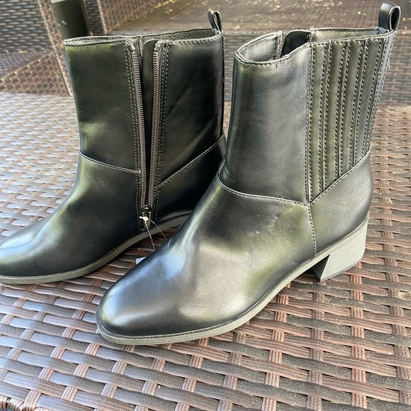 NWT Universal Thread Ashley Low Block Ankle Heeled Booties - Picture 2 of 5